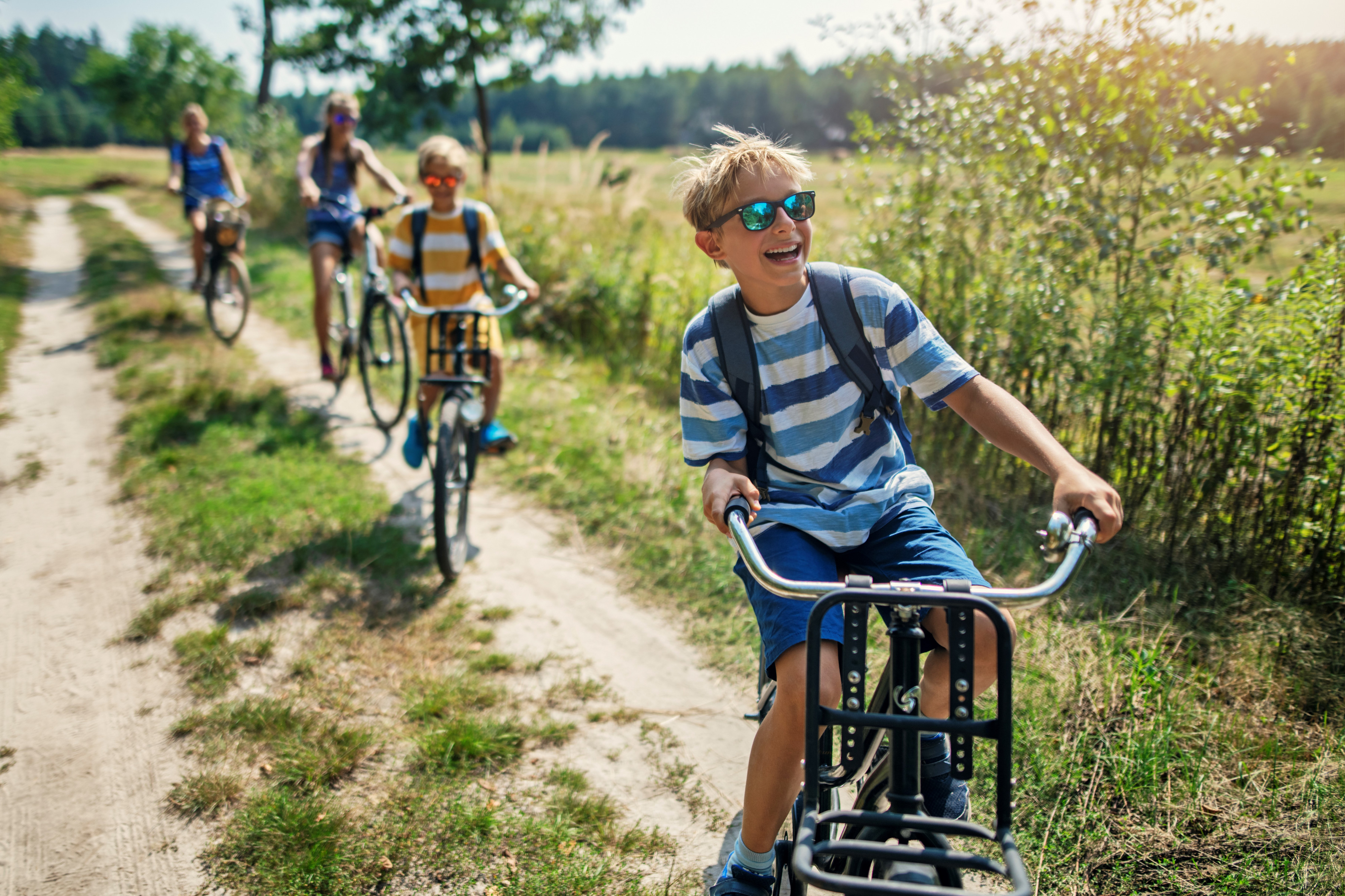 Kinderen en ouders op de fiets in de natuur