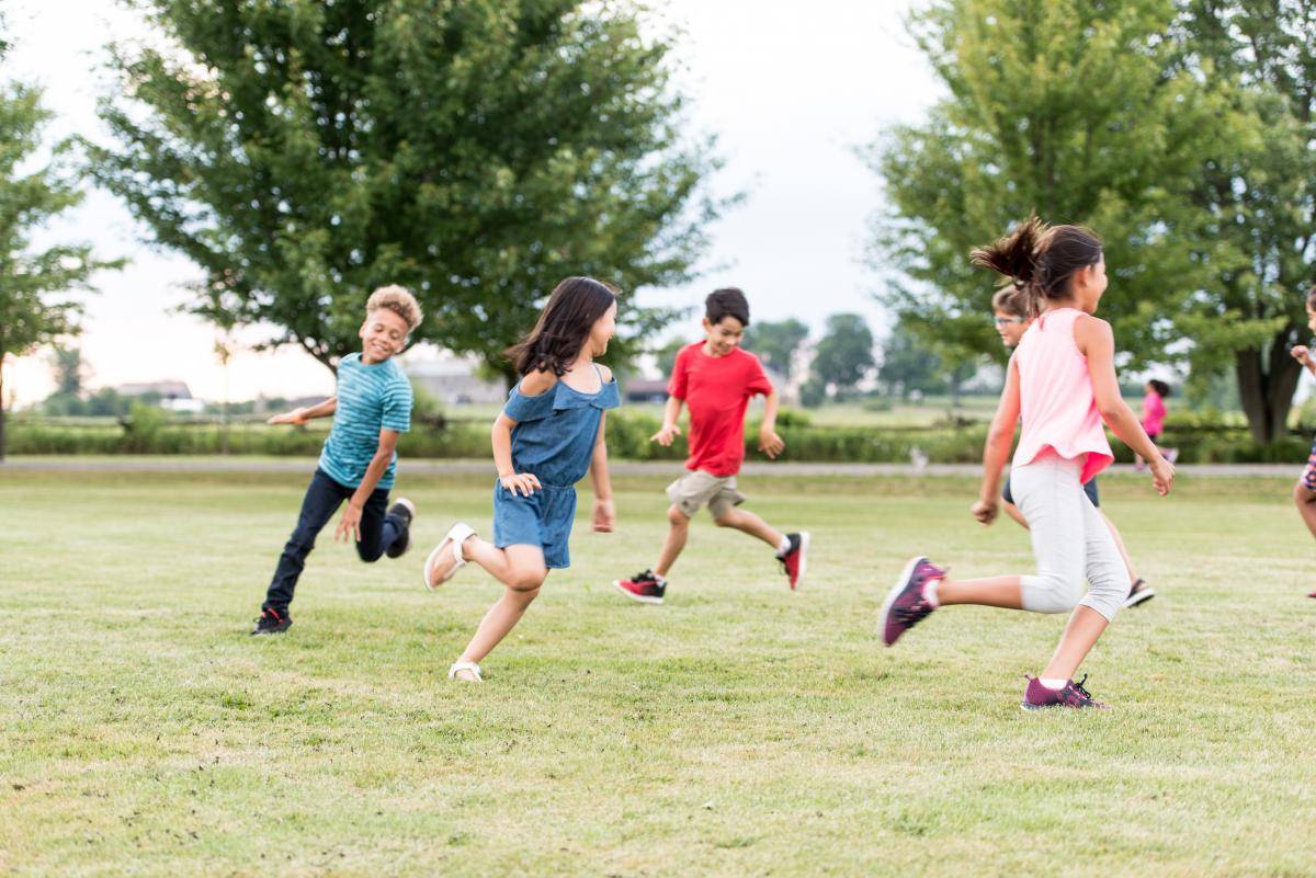 kinderen die spelen op een grasveld