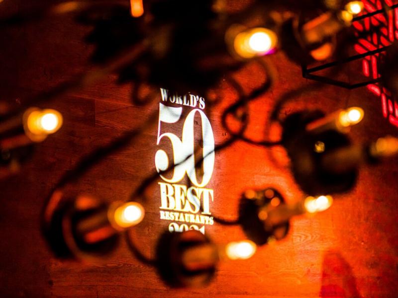 logo World's 50 Best Restaurant Awards op muur geprojecteerd