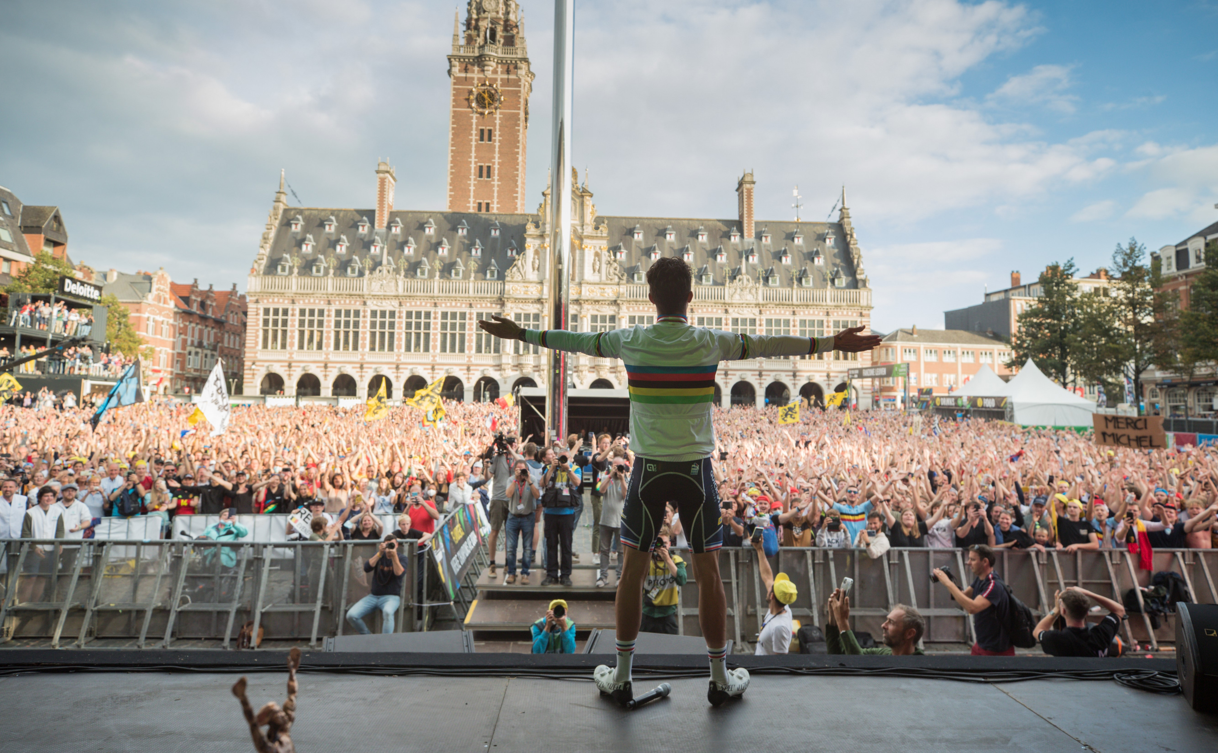 WK-winnaar Alaphilippe op het podium van de Grote Markt in Leuven voor een uitzinnige menigte