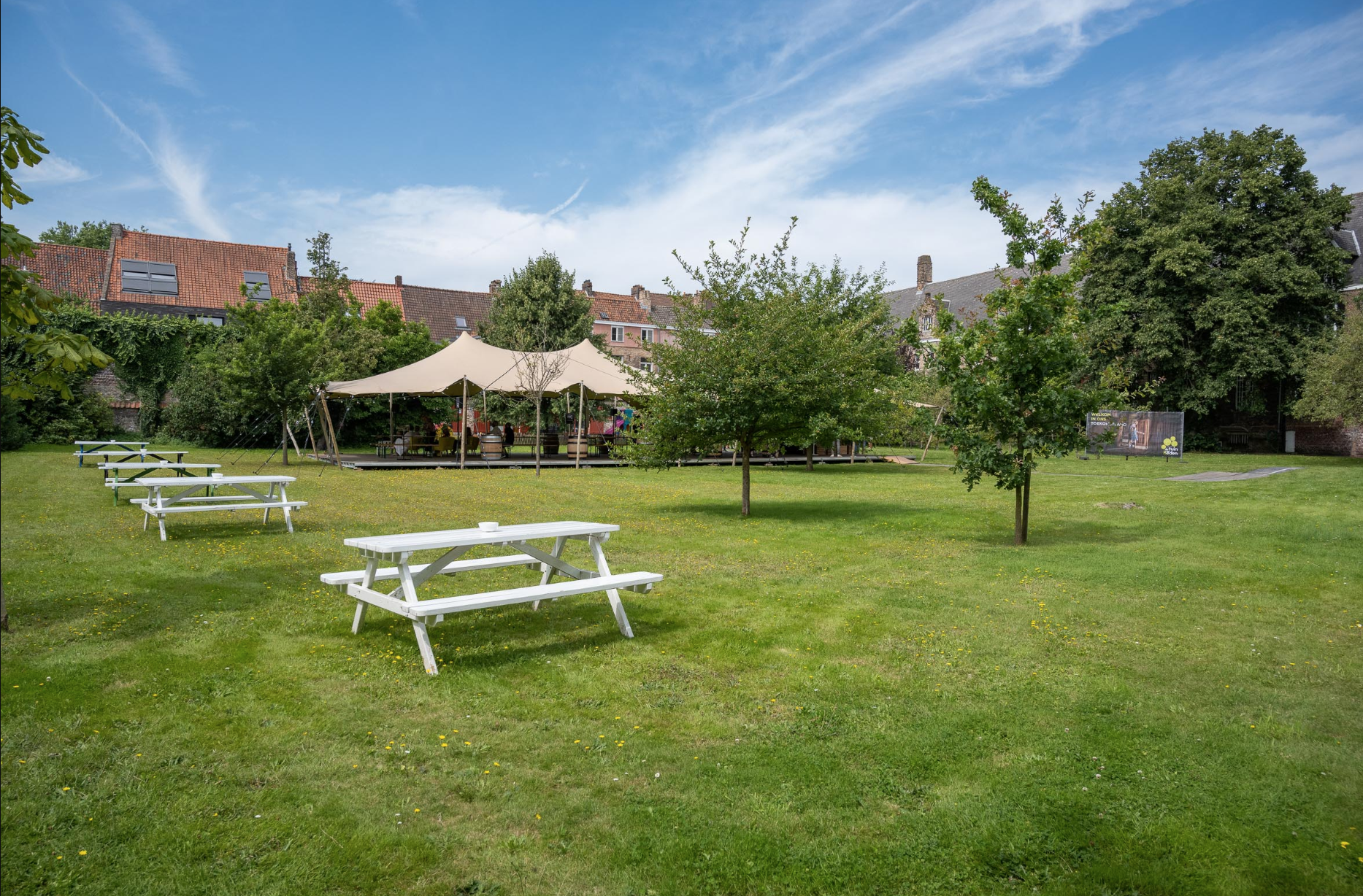Persmoment Sint-Godelieve abdij Brugge picknick tafel in tuin