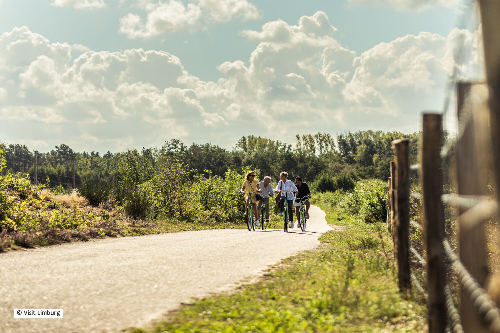 vrienden fietsen in limburgs landschap