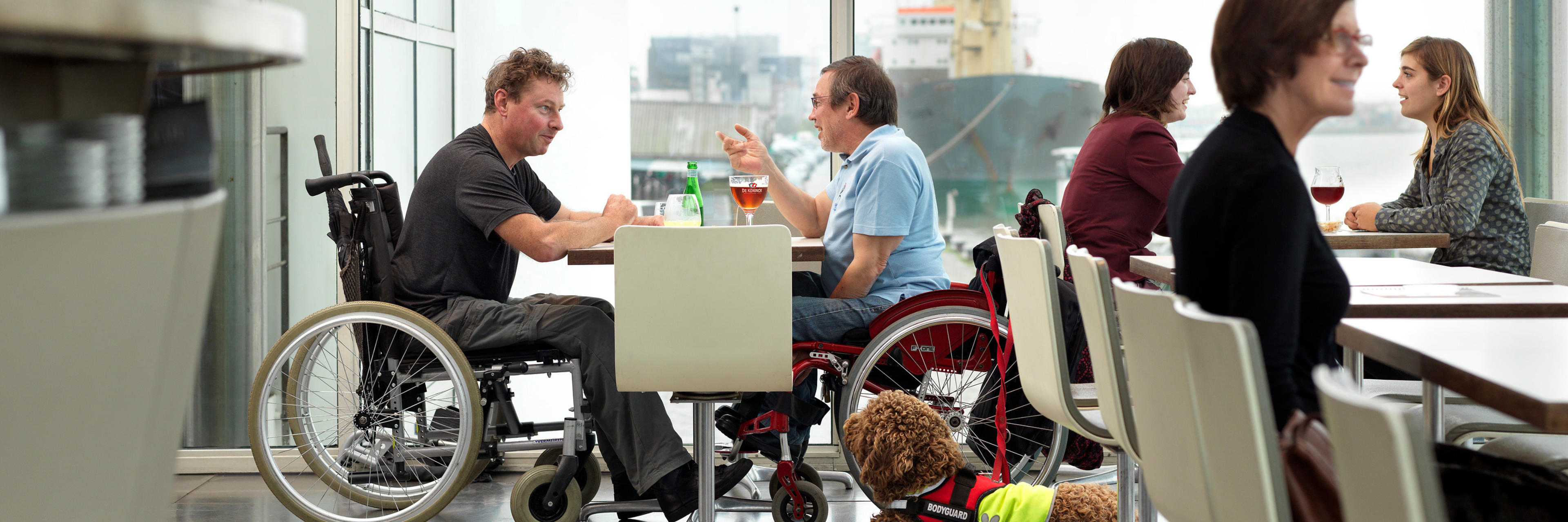 Mindervaliden met rolstoel drinken iets op het Zuiderterras in Antwerpen