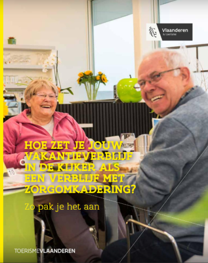 Een oudere man zit aan de ontbijttafel met een oudere vrouw in een rolstoel