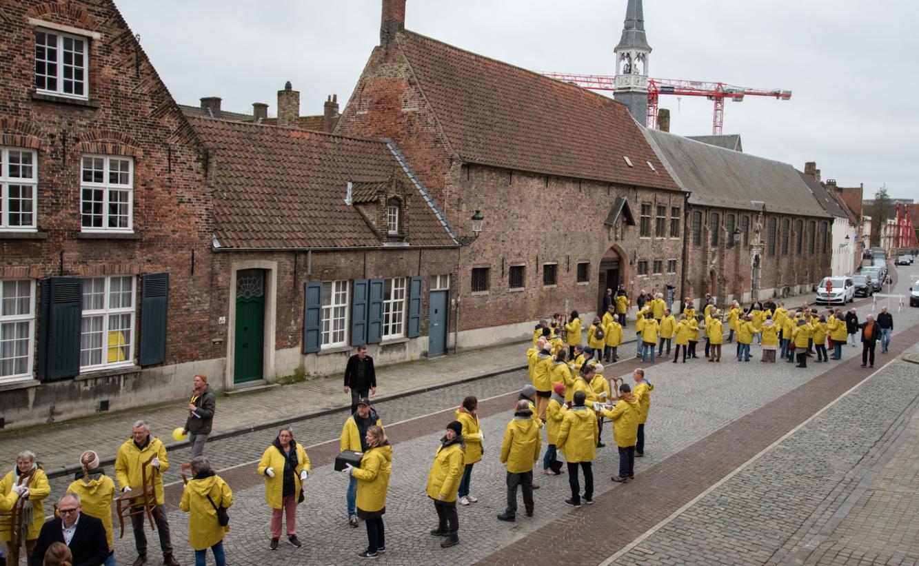 Menselijke ketting verhuist erfgoed Sint-Godelieveabdij