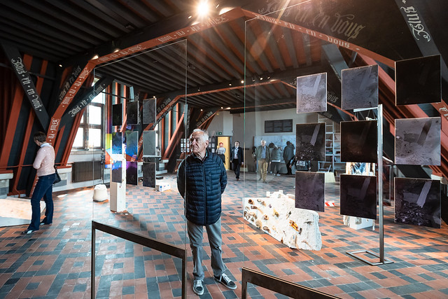 Bezoekers ontdekken het vernieuwde Gruuhuse museum