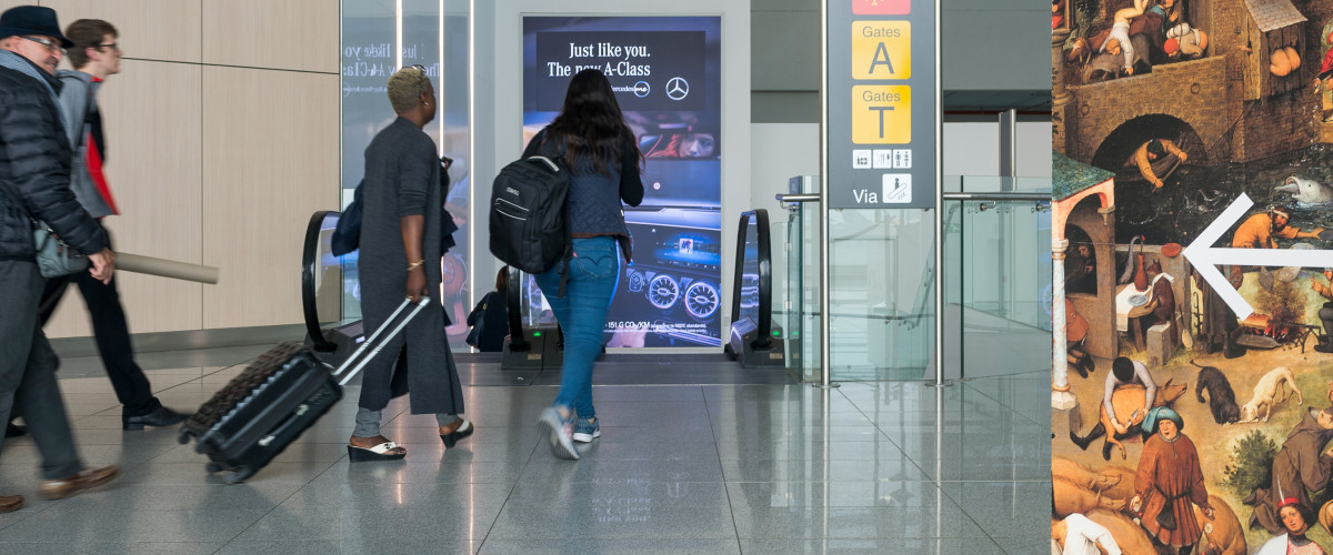 mensen komen toe of vertrekken op een luchthaven
