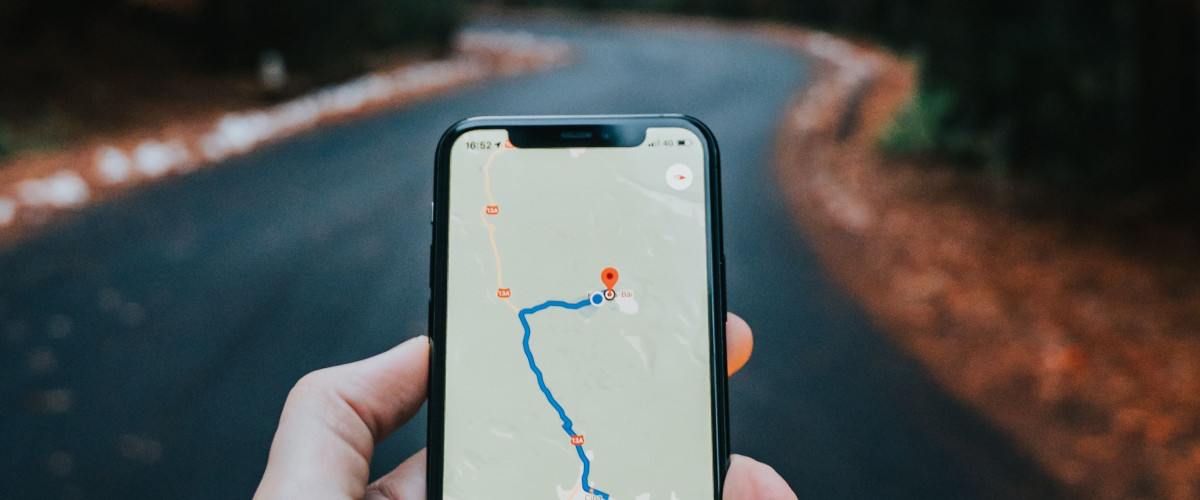 Persoon bekijkt onderweg google maps