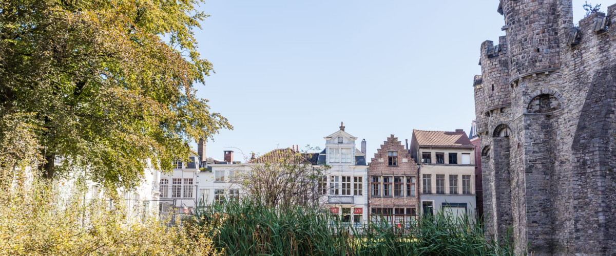 De oude herenhuizen langs het gravensteen met een stukje zicht op het water en het groen