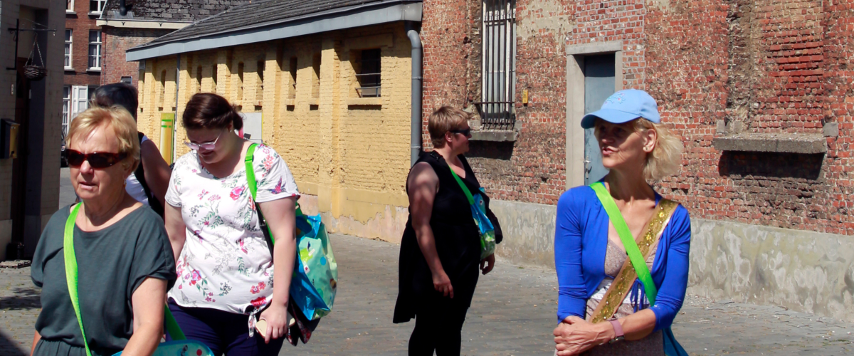 Vrouwen wandelen in een historische stad