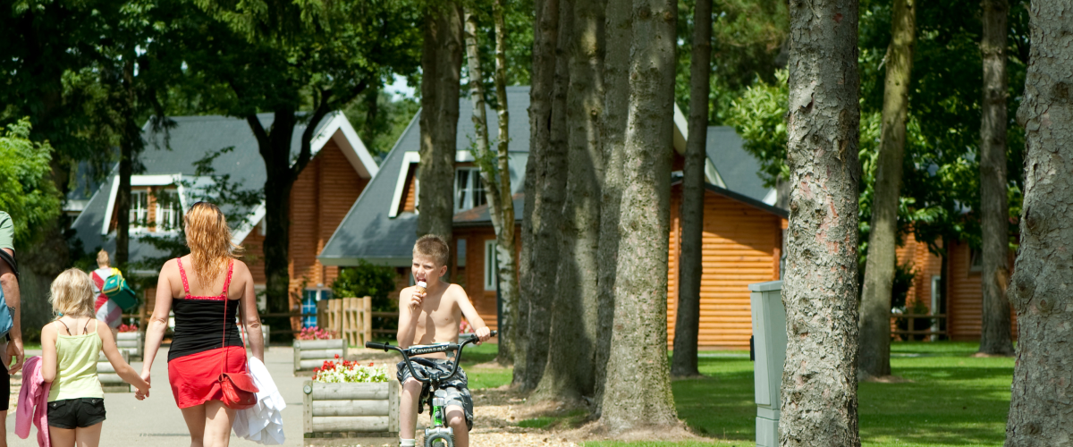 Gezin wandelt in vakantiepark