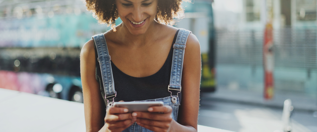 vrouw leest op smartphone
