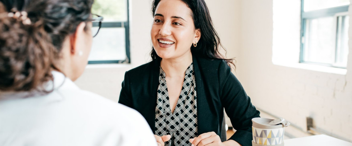 Vrouw geeft advies