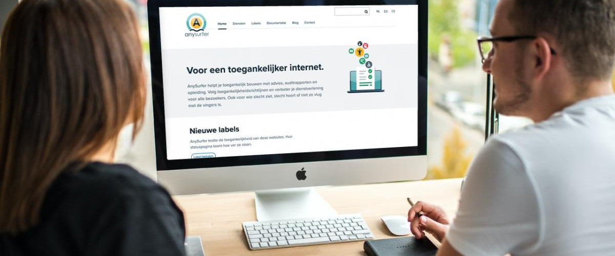 mockup van 2 mensen die kijken naar een computerscherm waar anysurfer open staat