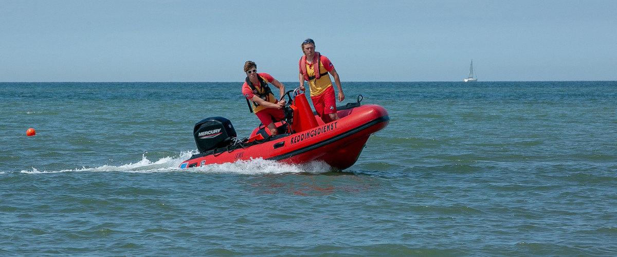 2 redders op een reddingsboot in actie op zee