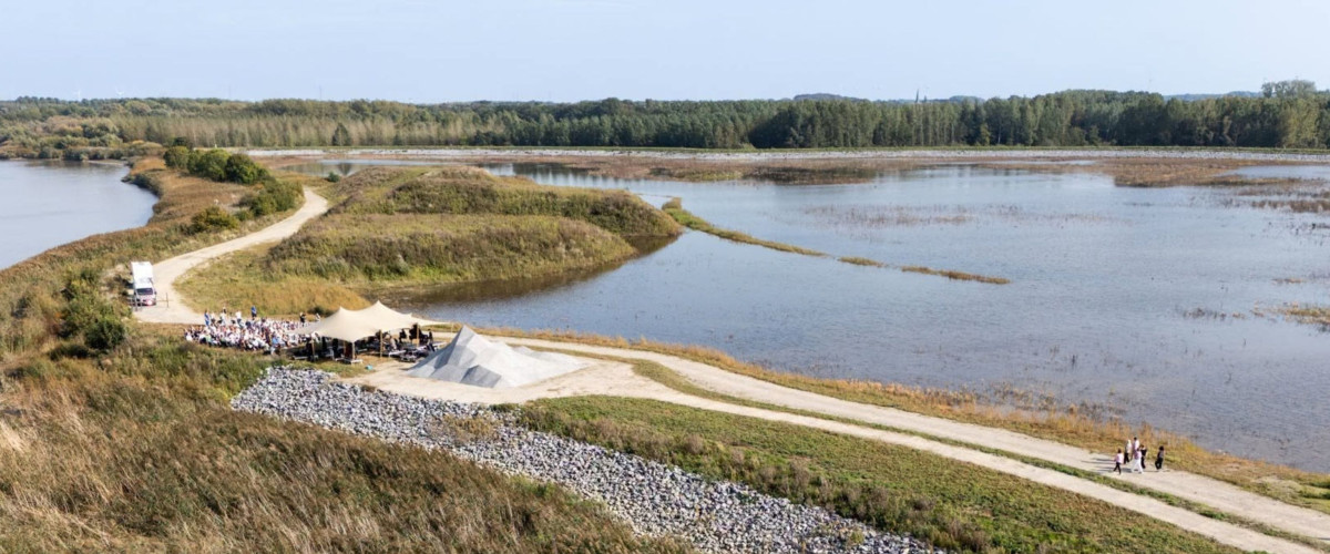 Het nieuwe kunstwerk van Gijs Van Vaerenbergh aan de Schelde in Hingene, midden in Nationaal Park Scheldevallei.